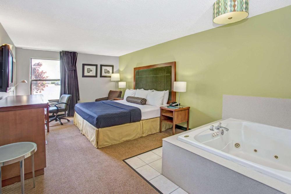King Room with Spa Bath interior