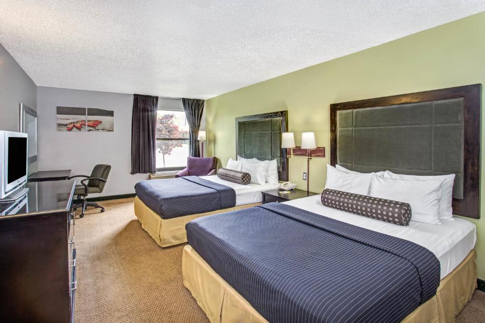 Queen Room with Two Queen Beds - Non-Smoking interior